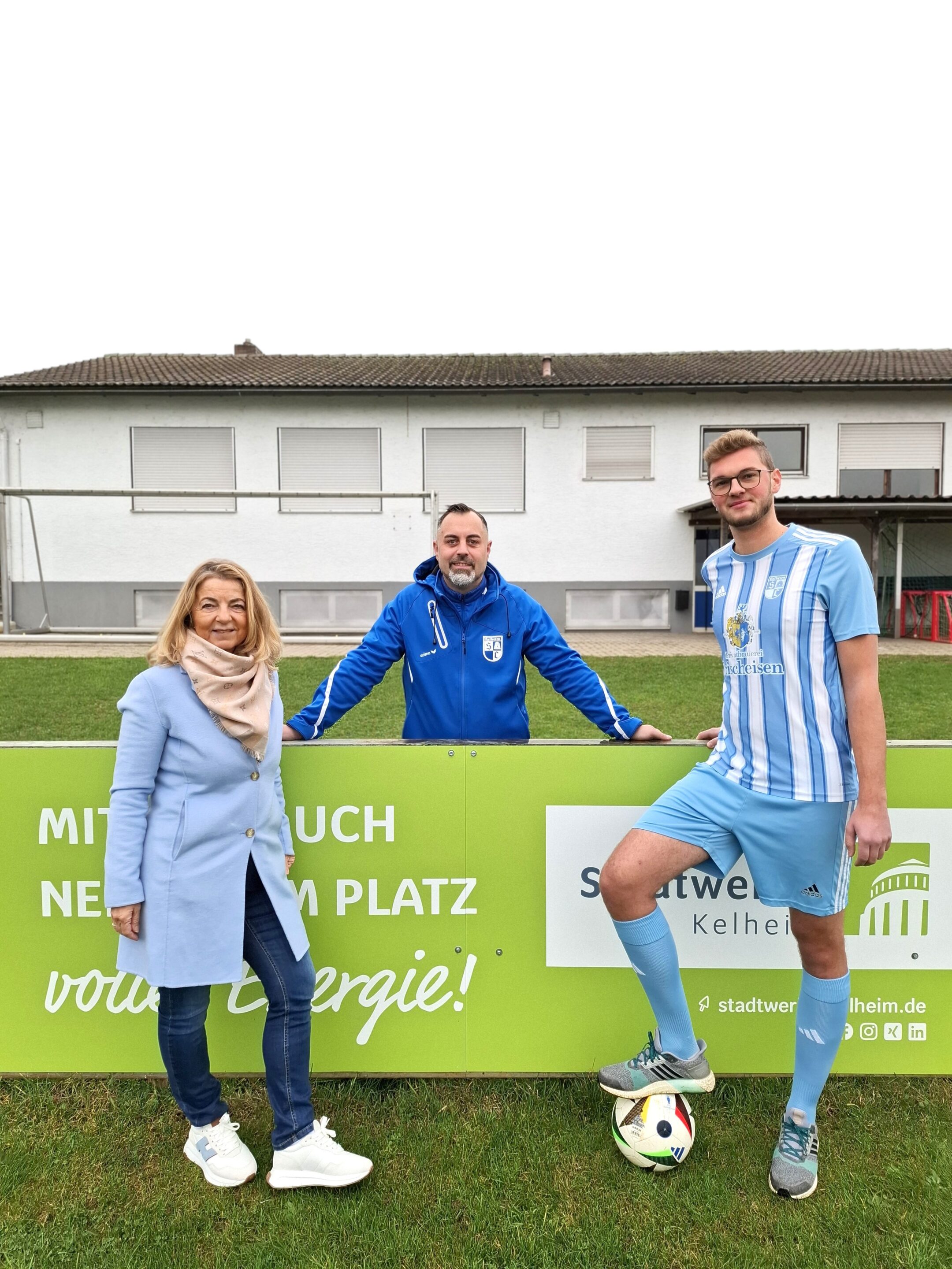 Sabine Melbig, Andreas Ipfelkofer und Matthias Hofmeister am Sportplatz des SC Kelheim e. V.