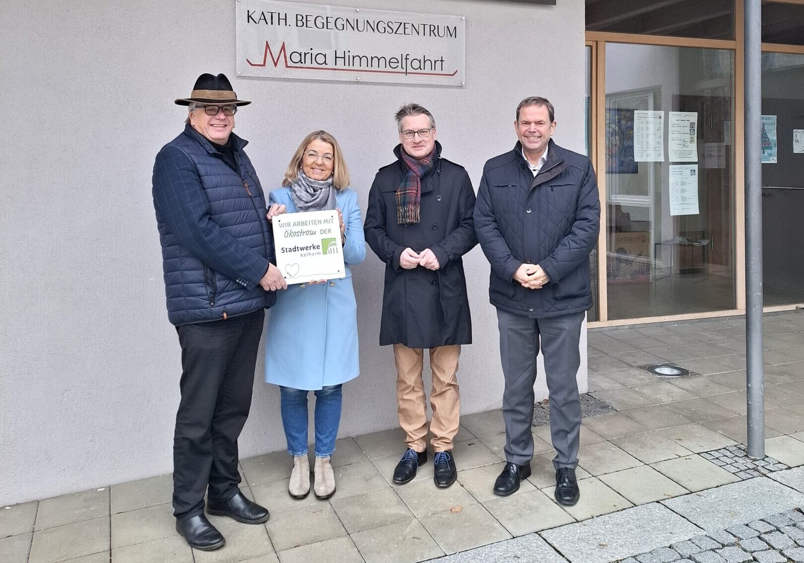 Stadtpfarrer Reinhard Röhrner mit Sabine Melbig, Christian Prasch und Edgar Stockmeier vor dem Begegnungszentrum Mariä Himmelfahrt